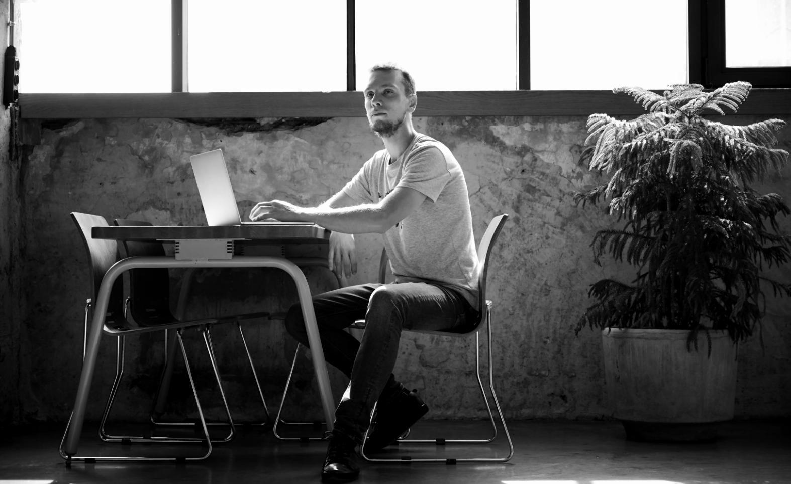 Session de travail sur la planification budgétaire avec documents et outils d'analyse